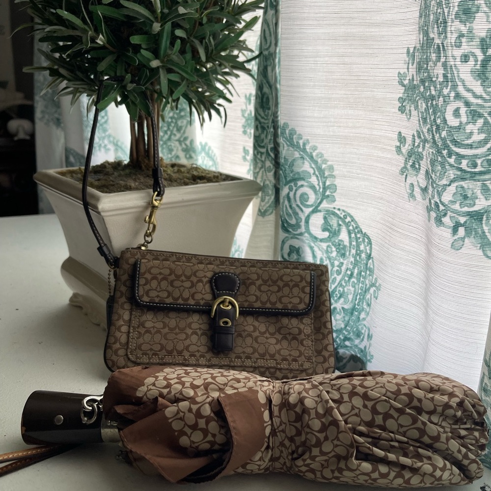 Coach Wristlet and matching Umbrella set